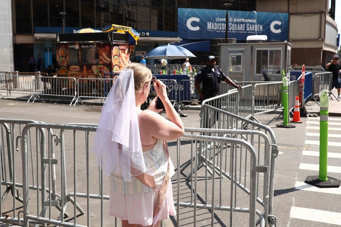 Ein „Swiftie“ kam sogar mit Brautschleier.