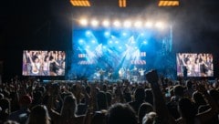Rund 3000 begeisterte Fans sangen, tanzten und feierten in der Wörthersee-Ostbucht gemeinsam mit ...