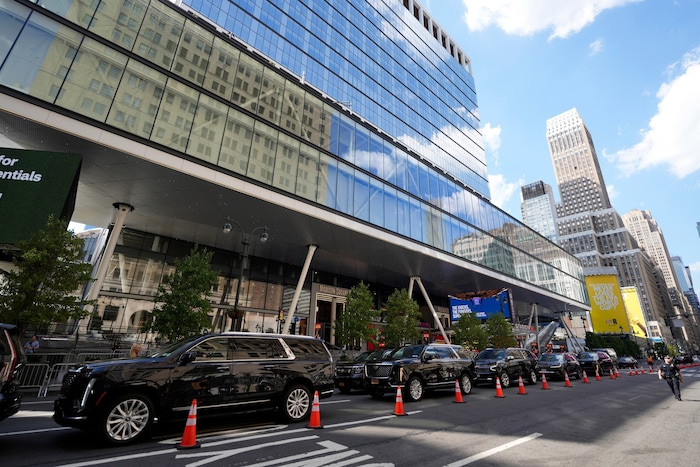 Vor dem Madison Square Garden bildete sich eine lange Limousinen-Schlange.