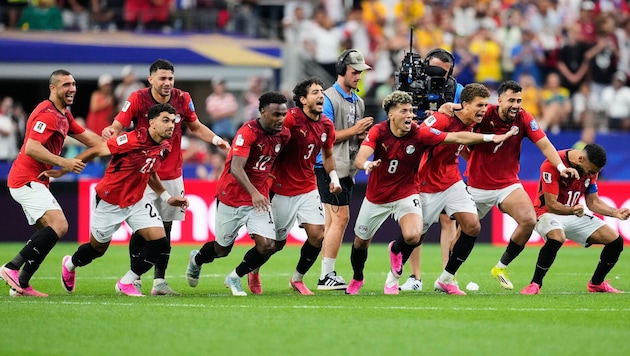 Der Moment der Entscheidung im Elfmeterschießen: Ägypten steigt auf und die Spieler jubeln …