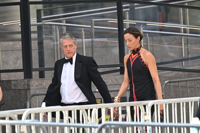 Hugh Grant kam Hand in Hand mit Anna Eberstein – und vor allem zu Fuß!