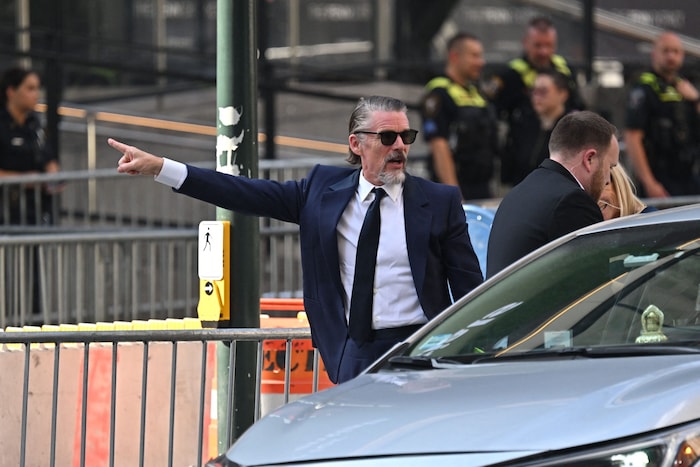 Auch Ethan Hawke wurde im Getümmel aus Gästen und Limousinen vor dem Madison Square Garden von ...