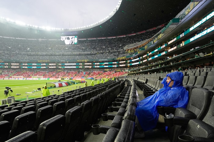 Bei Regen im Aztekenstadion von Mexiko-Stadt