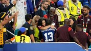 Zaubertorschütze Sidny umarmt seine Frau Jayley auf der Tribüne inmitten des Fan-Blocks