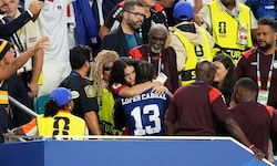 Zaubertorschütze Sidny umarmt seine Frau Jayley auf der Tribüne inmitten des Fan-Blocks