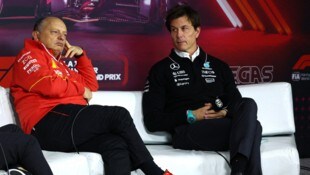 Fred Vasseur (l.) reagierte nun auf den Vorwurf von Toto Wolff (r.).