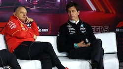 Fred Vasseur (l.) reagierte nun auf den Vorwurf von Toto Wolff (r.).