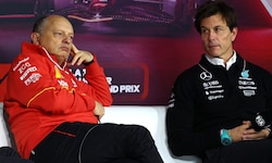 Fred Vasseur (l.) reagierte nun auf den Vorwurf von Toto Wolff (r.).