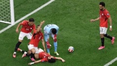 Ägyptens Hany (am Boden) erzielte als erster Spieler der WM-Geschichte zwei Eigentore.