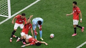 Ägyptens Hany (am Boden) erzielte als erster Spieler der WM-Geschichte zwei Eigentore.