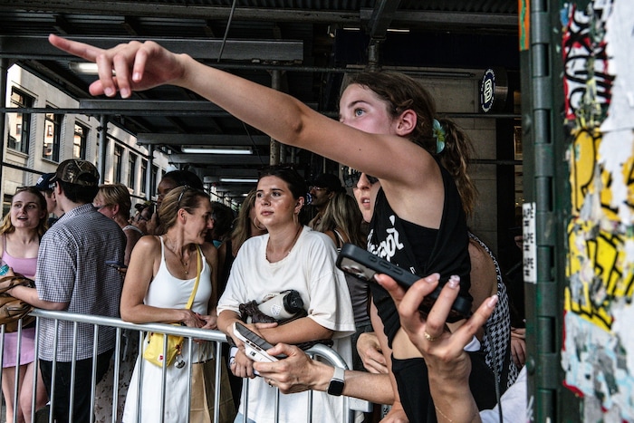 Trotz glühender Temperaturen von bis zu 40 Grad warteten Fans und Fotografen stundenlang vor dem ...