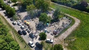 Der öffentliche Grillplatz an der B 1 in Pichling ist an den Wochenenden heuer meist gut ...
