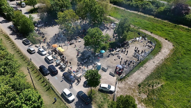 Der öffentliche Grillplatz an der B 1 in Pichling ist an den Wochenenden heuer meist gut ...