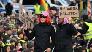 Unter den Zehntausenden Demonstranten, die mit Blockaden den Parteitag der Alternative für ...