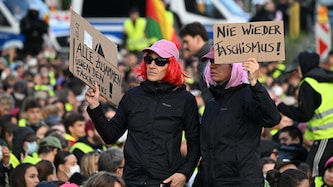 Unter den Zehntausenden Demonstranten, die mit Blockaden den Parteitag der Alternative für ...