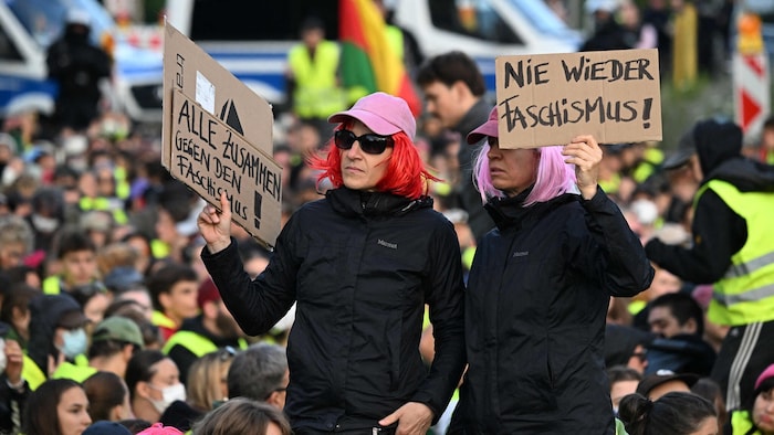 Unter den Zehntausenden Demonstranten, die mit Blockaden den Parteitag der Alternative für ...