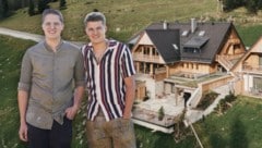 Die Zwillinge Christoph und Alexander Pöllaberger auf ihrer Weizerhütte
