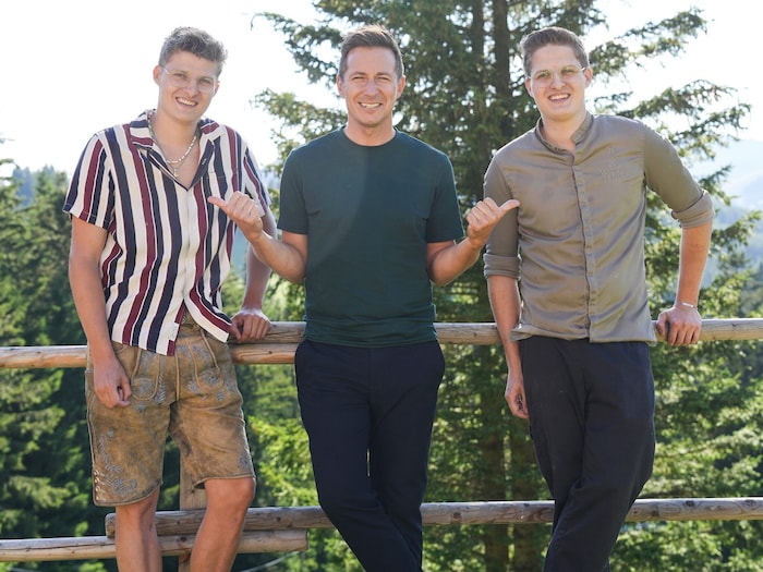 Die Zwillinge Christoph & Alexander Pöllabauer mit Sport-Moderator Lukas Schweighofer