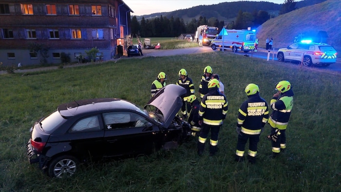 Die Einsatzkräfte der Feuerwehr bargen das Unfallwrack.