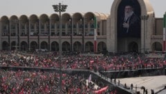 Zahlreiche Menschen strömten zur Trauerfeier Khameneis.