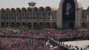 Zahlreiche Menschen strömten zur Trauerfeier Khameneis.