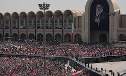 Zahlreiche Menschen strömten zur Trauerfeier Khameneis.
