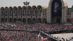 Zahlreiche Menschen strömten zur Trauerfeier Khameneis.
