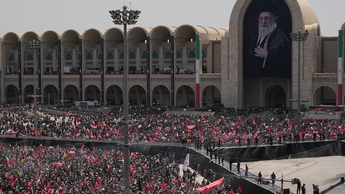 Zahlreiche Menschen strömten zur Trauerfeier Khameneis.