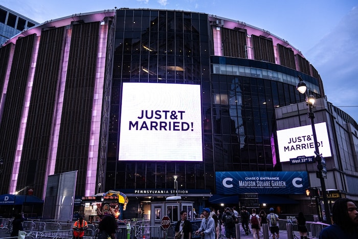 „JusT&T Married“, ließen Taylor Swift und Travis Kelce nach ihrer Traumhochzeit verkünden. Das ...
