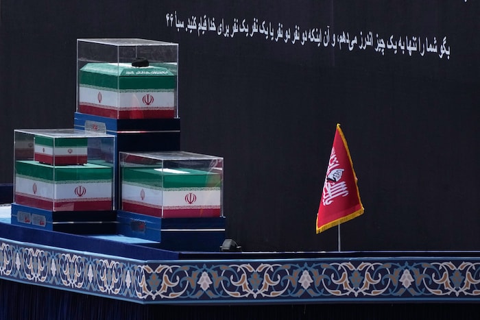 Die Särge des verstorbenen iranischen Führers Ajatollah Ali Khamenei und seiner ...