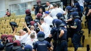 Als die Einsatzkräfte eingriffen, schlug die Stimmung endgültig um – mehrere Beamte wurden ...