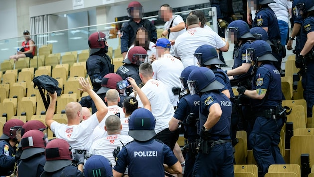 Als die Einsatzkräfte eingriffen, schlug die Stimmung endgültig um – mehrere Beamte wurden ...