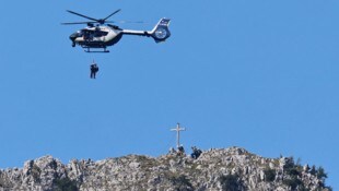 Gleich mehrere Hubschrauber und Drohnen waren im Einsatz, um den 19-Jährigen zu suchen.