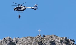 Gleich mehrere Hubschrauber und Drohnen waren im Einsatz, um den 19-Jährigen zu suchen.