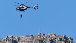 Gleich mehrere Hubschrauber und Drohnen waren im Einsatz, um den 19-Jährigen zu suchen.