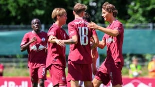 Die Mitspieler gratulieren Veratschnig (Nr. 18) zum Treffer.