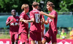Die Mitspieler gratulieren Veratschnig (Nr. 18) zum Treffer.