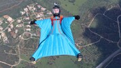 Mit ihrem Wingsuit gleitet Lisa Buchner mit knapp 200 km/h kilometerweit dahin. 