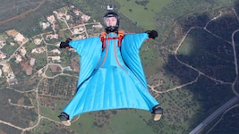 Mit ihrem Wingsuit gleitet Lisa Buchner mit knapp 200 km/h kilometerweit dahin. 