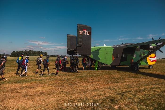 Mit dem Flugzeug geht es auf mehr als 3000 Meter Höhe.