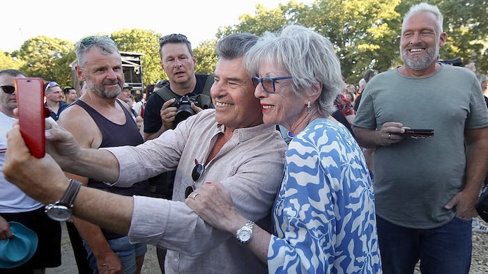 Auf Tuchfühlung: Plaudern und Fotos machen mit den Fans gehört für Andy Borg einfach dazu.