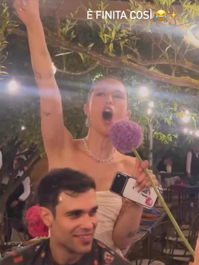 „So ist es geendet“ schreibt Aurora auf Instagram zu einem Video, in dem sie lauthals einen Song ...