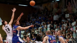 Daniel Köppel (Mitte/blau) wechselt die Fronten, greift jetzt mit den Bulls an.