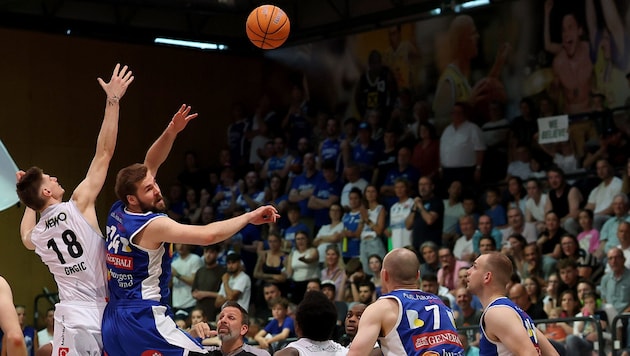Daniel Köppel (Mitte/blau) wechselt die Fronten, greift jetzt mit den Bulls an.