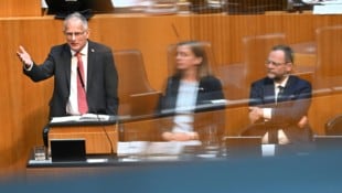 Finanzminister Marterbauer (link) muss in den letzten drei Tagen mit kurzen Nächsten rechnen.