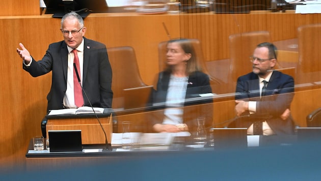 Finanzminister Marterbauer (link) muss in den letzten drei Tagen mit kurzen Nächsten rechnen.