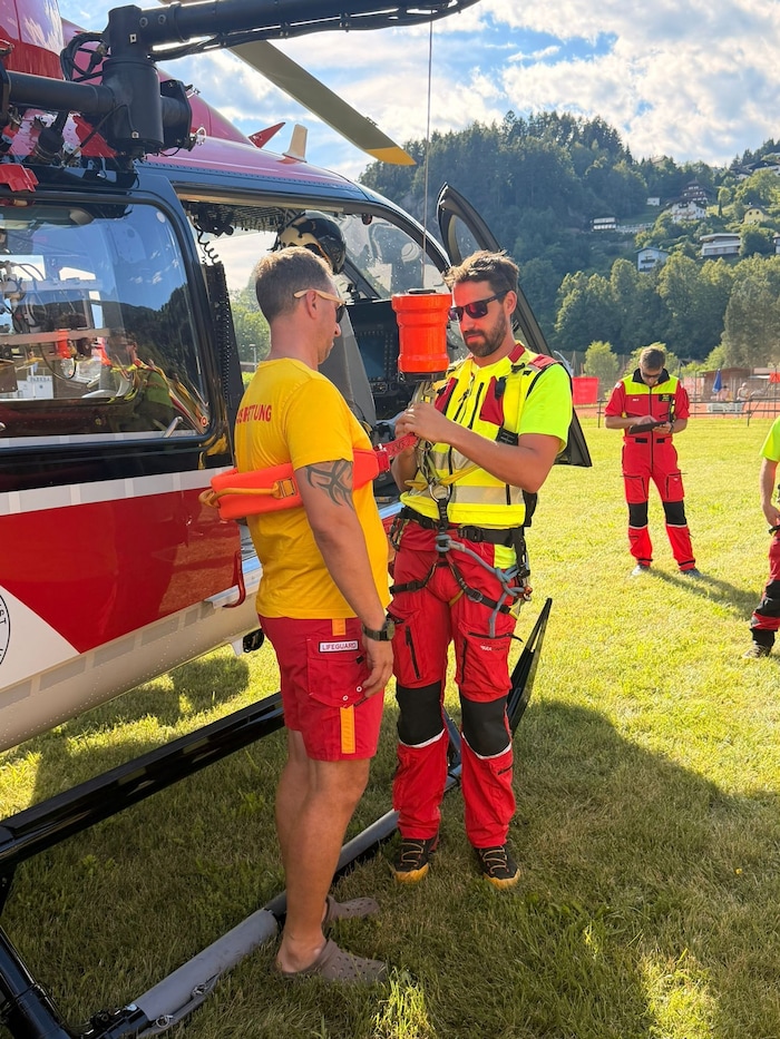 Mit einer Wasserrettungsschlinge wurde geübt