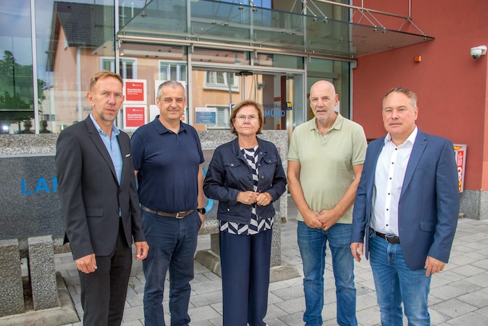 Stadtchefin Rosenmayer mit Vertretern aller Fraktionen.