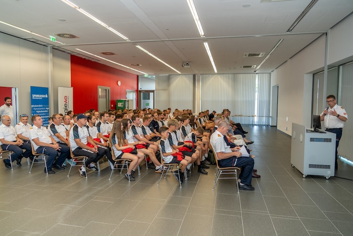 Die versammelten Teams bei der Verabschiedung in Linz