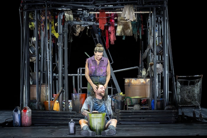Barak (Brian Mulligan) udn seine Frau (Ambur Braid).